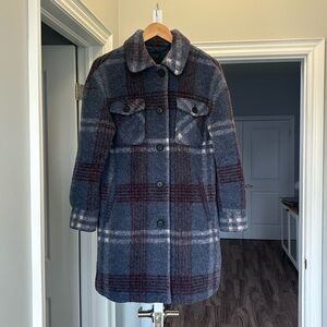 Perfect fall jacket! Made of polyester, acrylic + wool w interior lining